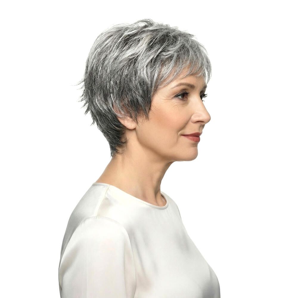 Kurzhaarperücke, grau-meliert, Seitenansicht einer Frau. Die Perücke bedeckt den Kopf, das Gesicht ist sichtbar.
