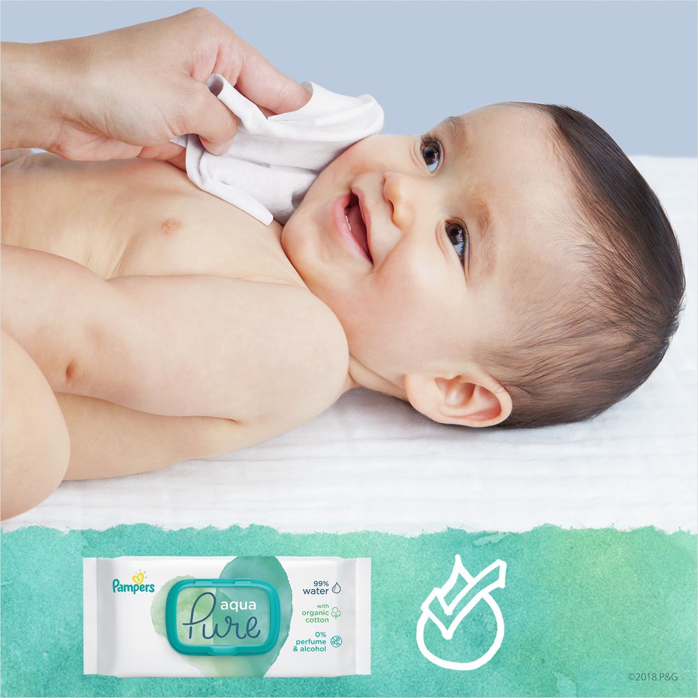 Baby liegt, Gesicht wird mit Feuchttuch gereinigt. Unten: Pampers Aqua Pure Feuchttuch. Symbol: Qualitätssiegel.