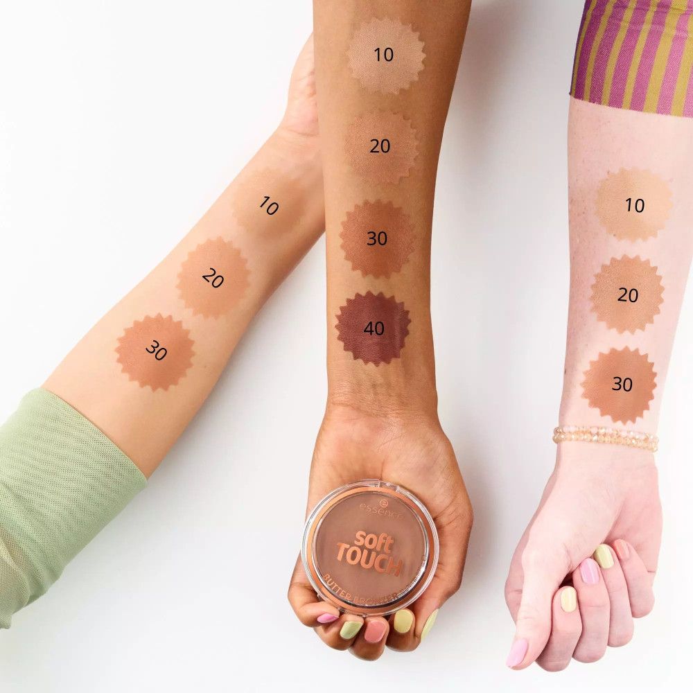 Drei Arme mit Bronzer-Swatches in verschiedenen Farbtönen. Aufschrift: "essence soft TOUCH".