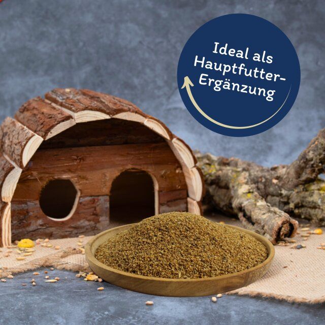 Getrocknete Daphnien in einer Holzschale. Dekoration: Holzhaus und Äste. Text: Ideal als Hauptfutterergänzung.