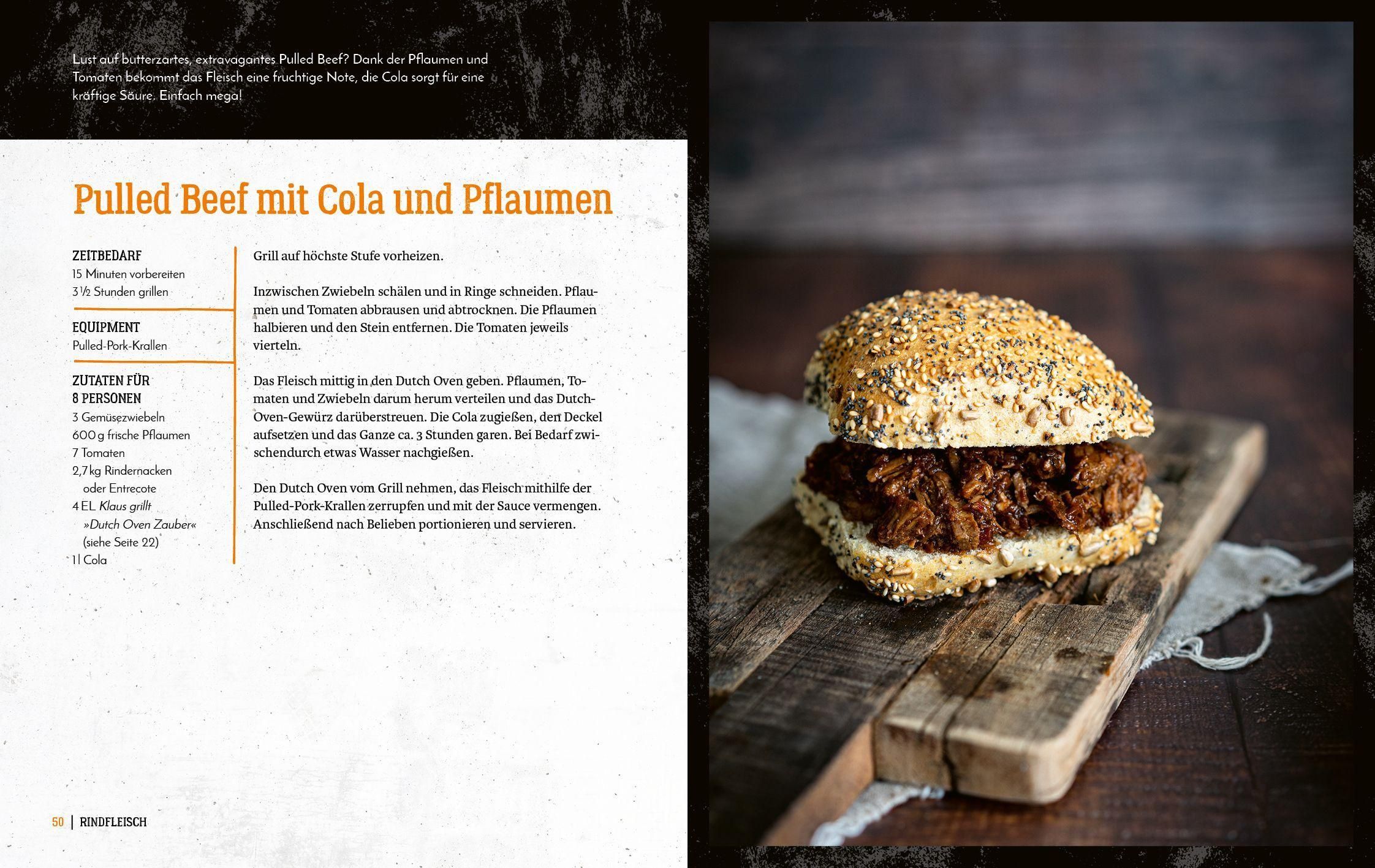 Buchseite mit Rezept. Pulled Beef mit Cola und Pflaumen. Foto: Burger auf Holzbrett. Text in Deutsch.