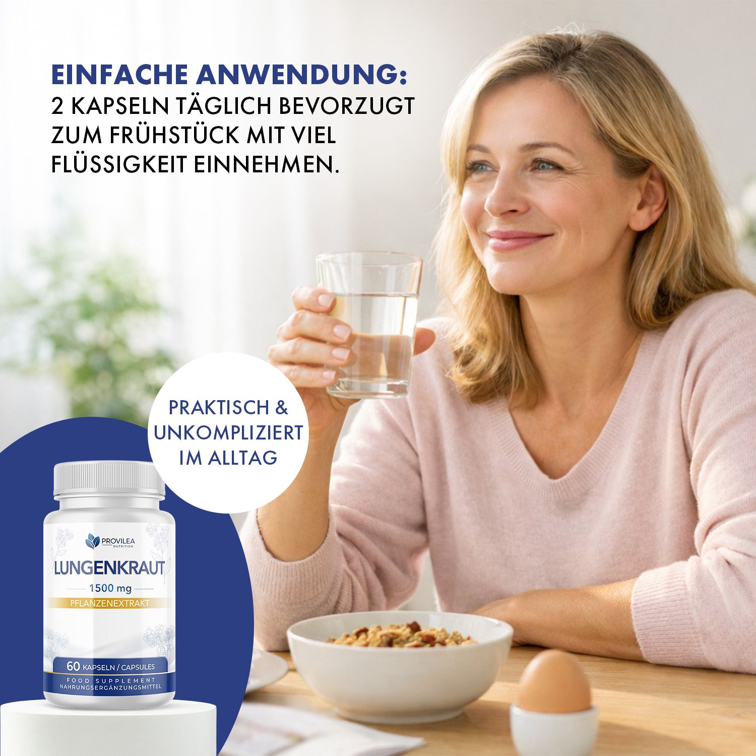 Frau trinkt Wasser. Auf Tisch: Lungenkraut Kapseln, Schüssel Müsli, Ei. Text: 2 Kapseln täglich mit Flüssigkeit einnehmen.