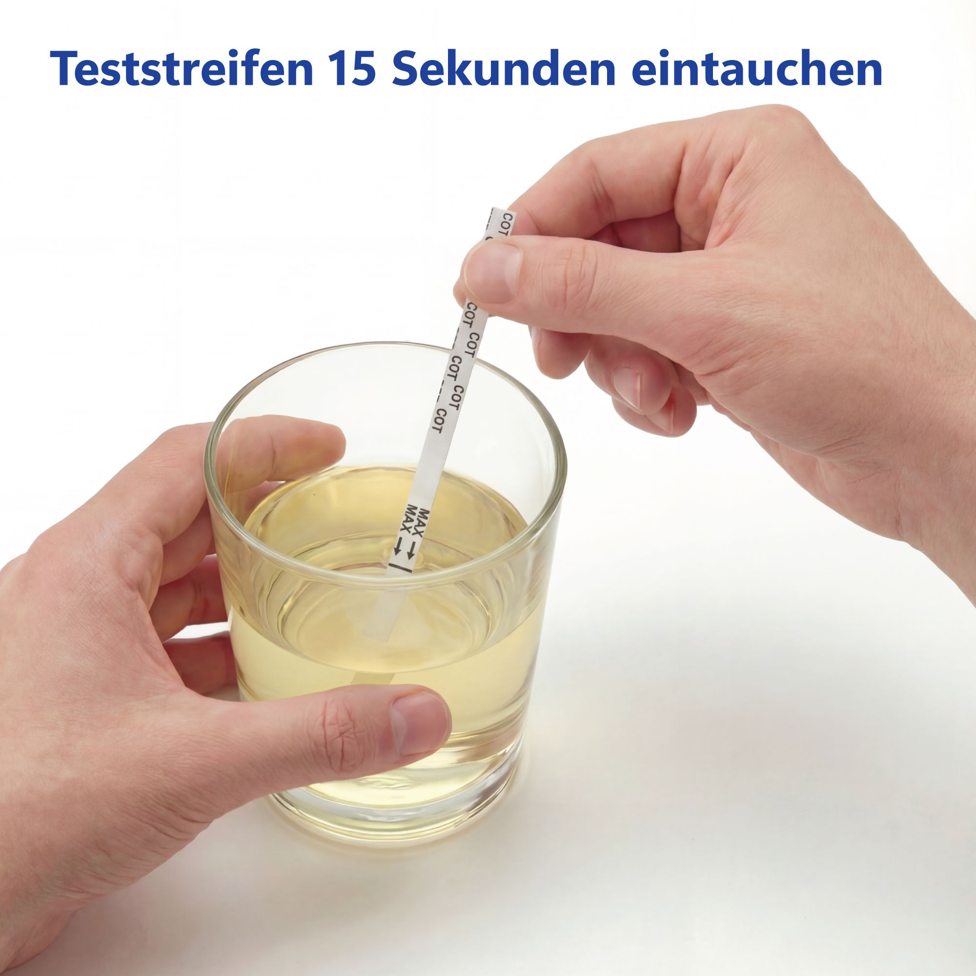 Teststreifen wird in ein Glas mit Flüssigkeit getaucht. Hände halten den Teststreifen. Flüssigkeit gelblich.