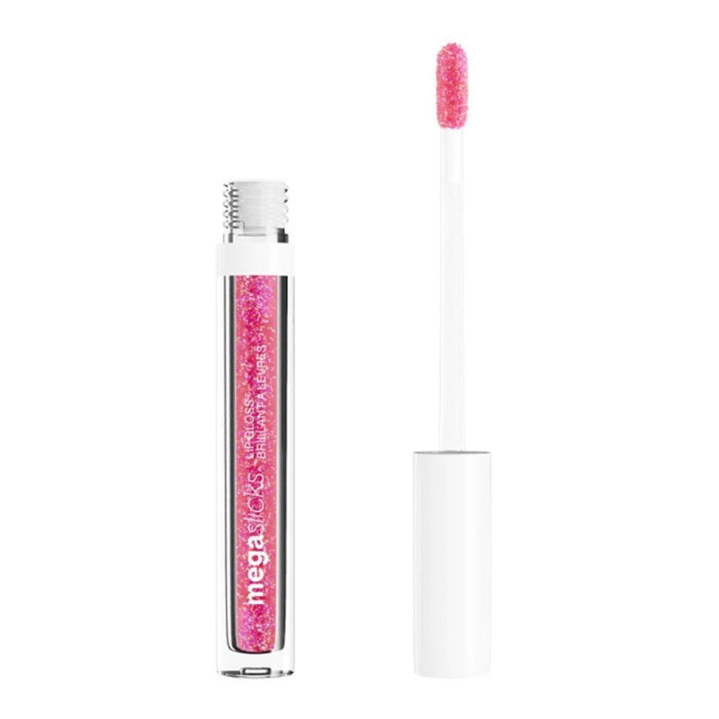 Lipgloss-Tube mit rosa Inhalt und Applikator. Der Applikator ist aus dem Tube herausgezogen. Auf dem Tube steht "mega slicks".