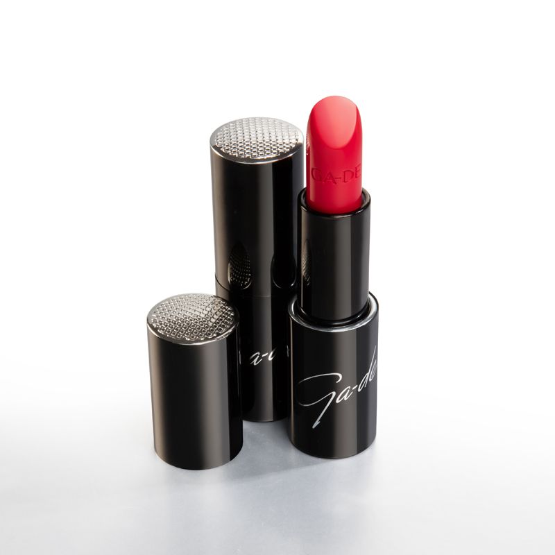 Roter Lippenstift, geöffnet. Zwei schwarze Hülsen mit silbernen Deckeln. Ga-De-Logo auf der Hülse.