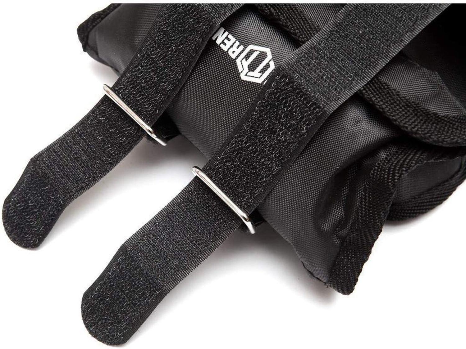 Schwarze Gewichtsmanschette mit Klettverschlüssen und Metallösen. Logo.