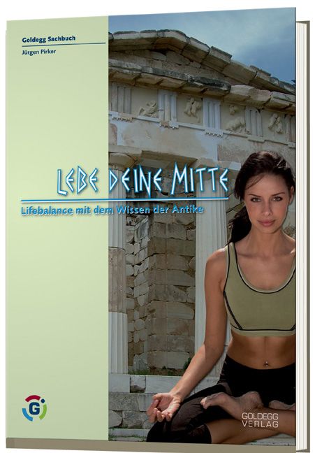 Buchcover mit Titel "Lebe Deine Mitte". Frau in Sportkleidung sitzt im Lotussitz. Im Hintergrund antike Ruinen. Verlag: Goldegg Verlag.