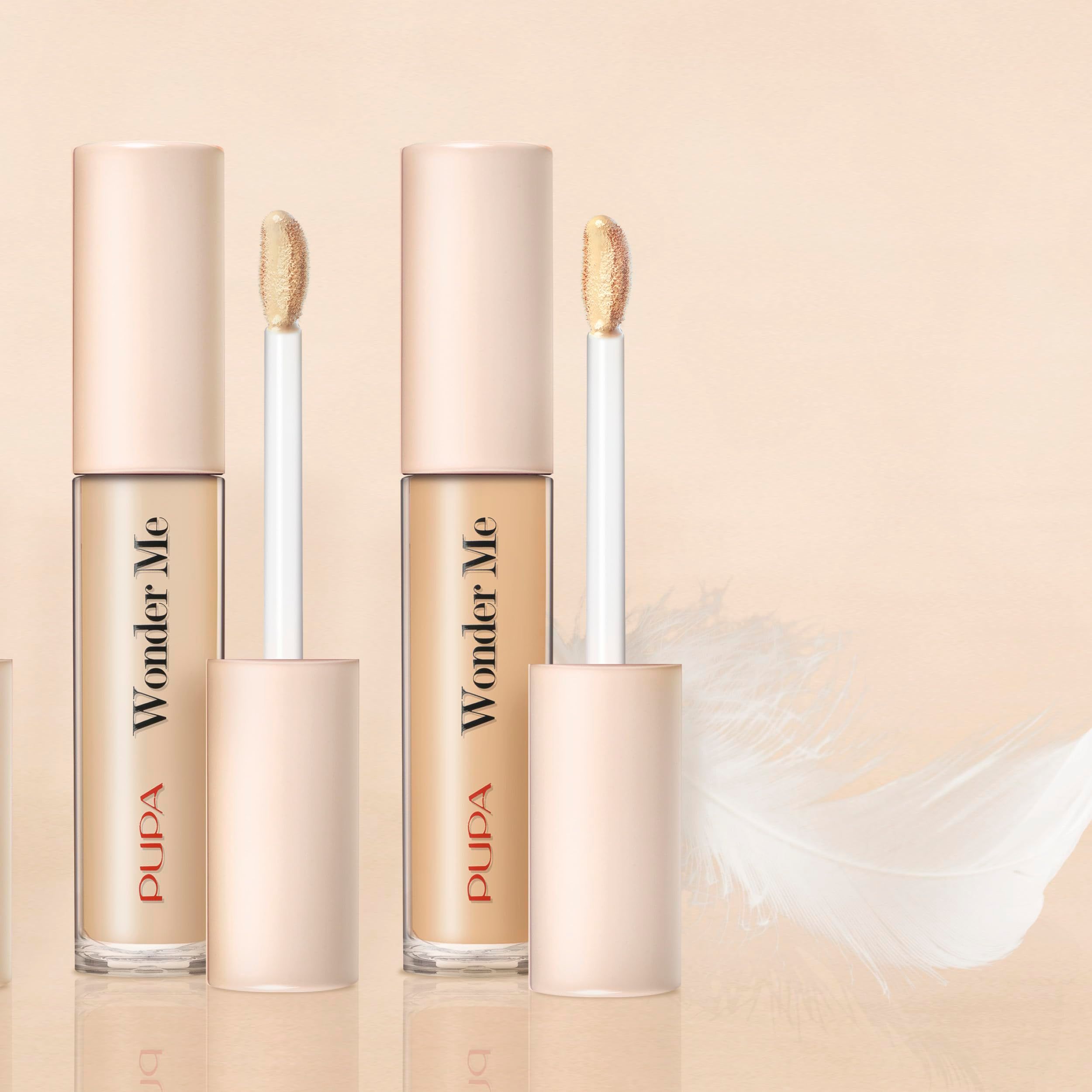 Zwei Pupa Wonder Me Fatigue Eraser Concealer Flakons mit Applikatoren, Feder im Hintergrund.