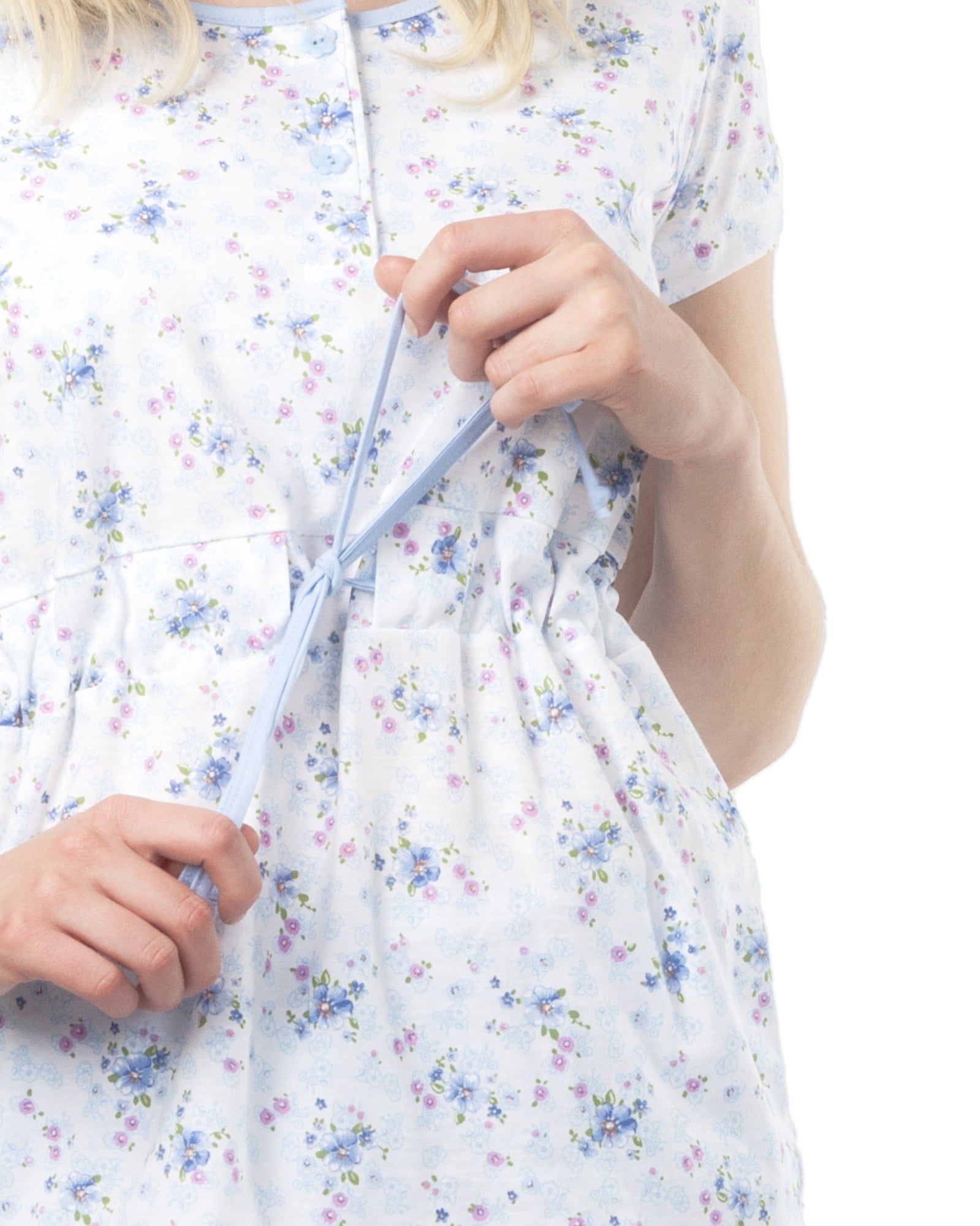 Hellblaues Stillpyjama-Oberteil mit floralem Muster. Vorne offen, mit Bindeband.