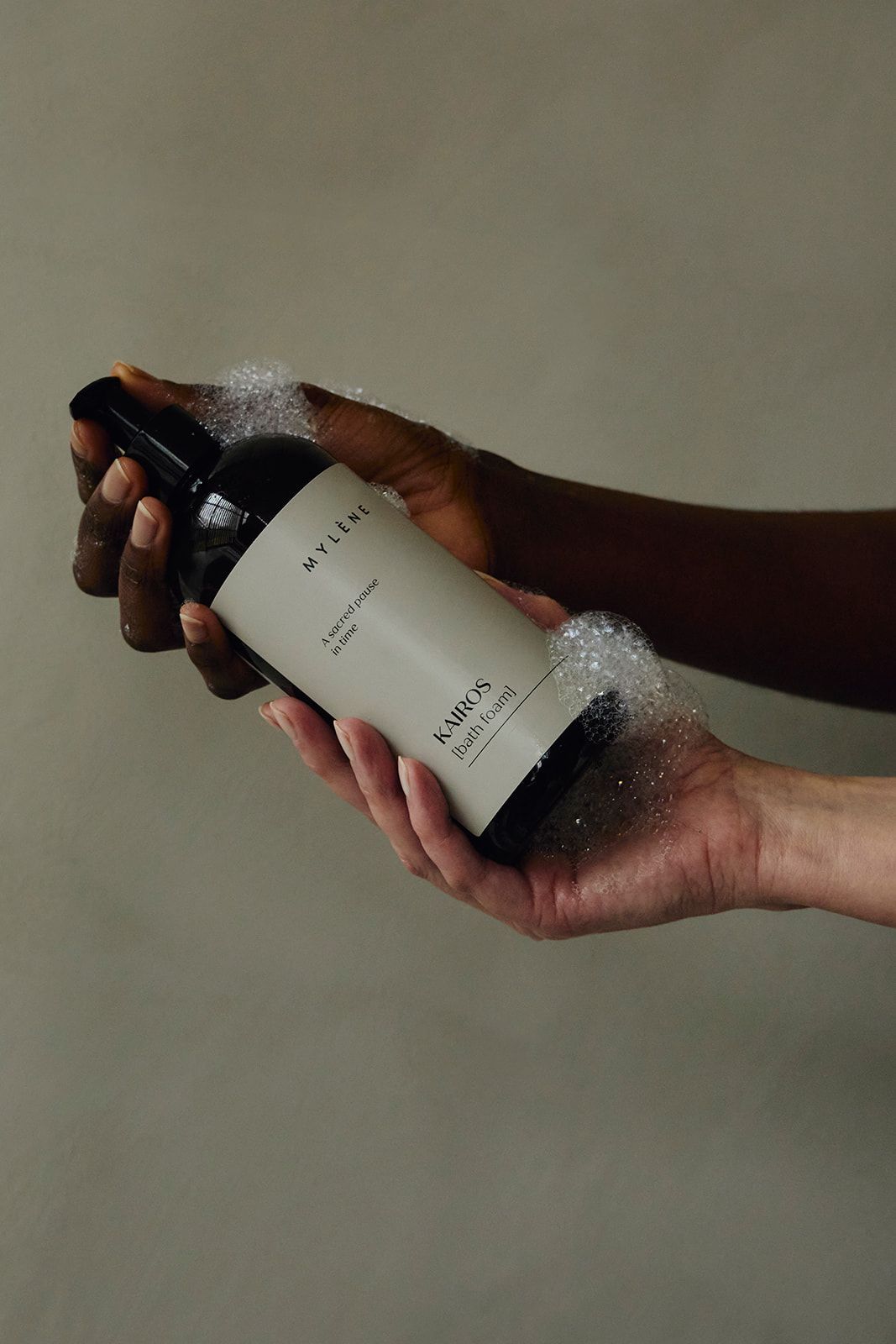 Kairos Bath Foam – Entspannender Badeschaum mit warmem Amber & Holznoten