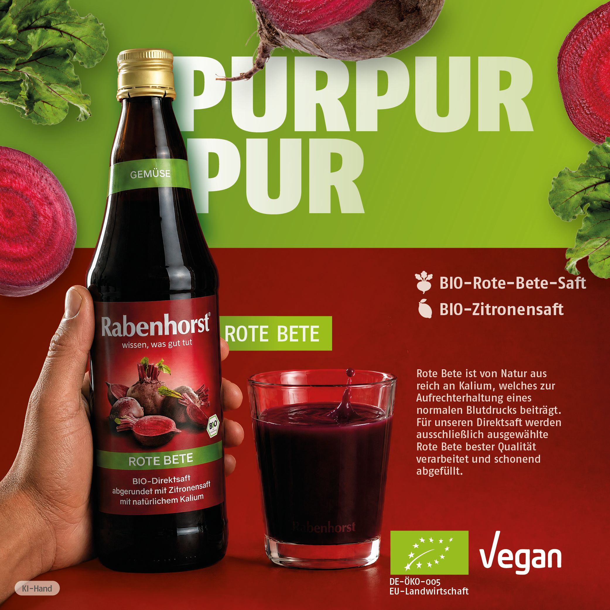 Flasche und Glas mit rotem Rübensaft, daneben frische rote Rüben und Blätter. Bio-Siegel und Vegan-Logo sichtbar.