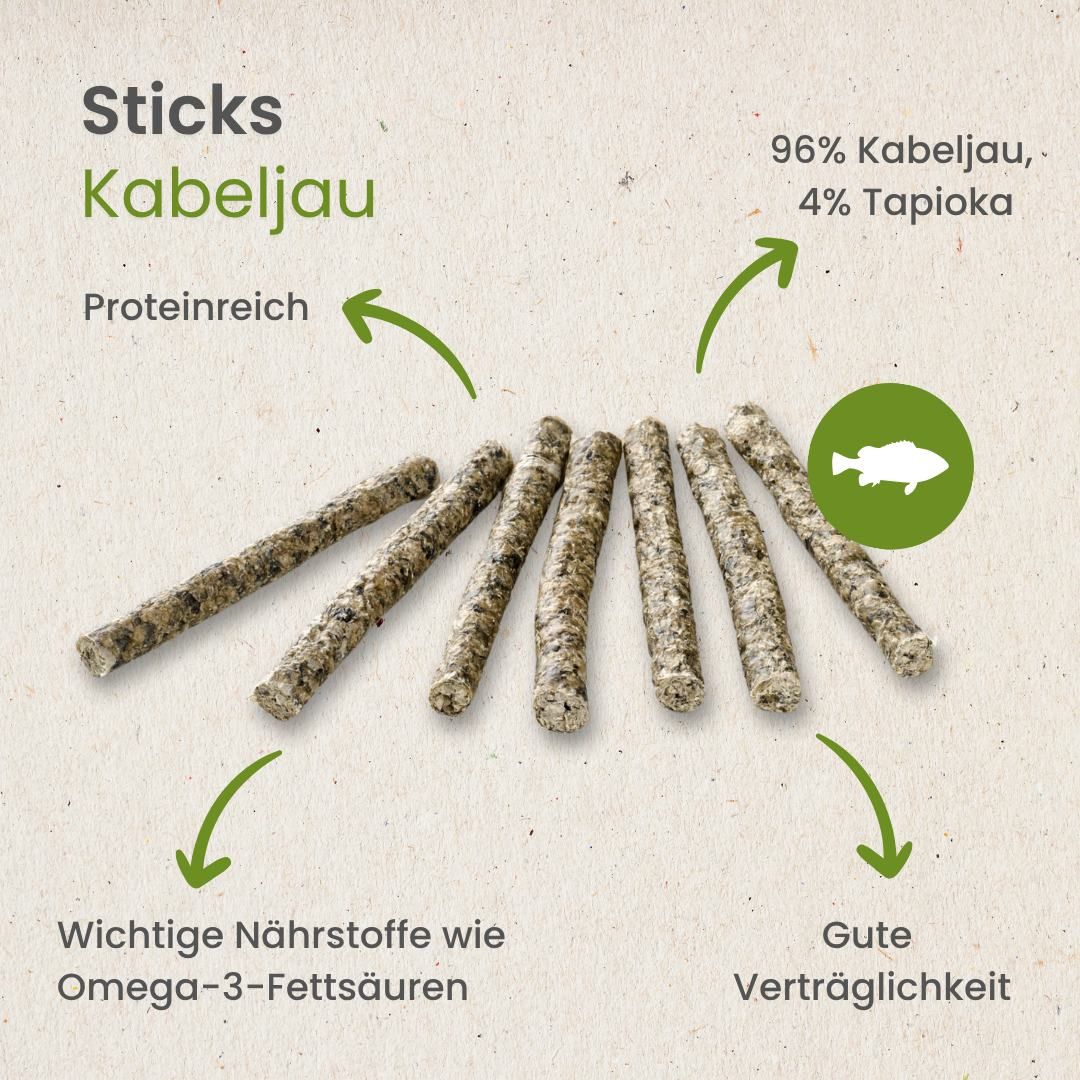 Hundefutter: Kabeljau-Sticks, 96% Kabeljau, 4% Tapioka. Ein Hund kaut auf einem Stick.