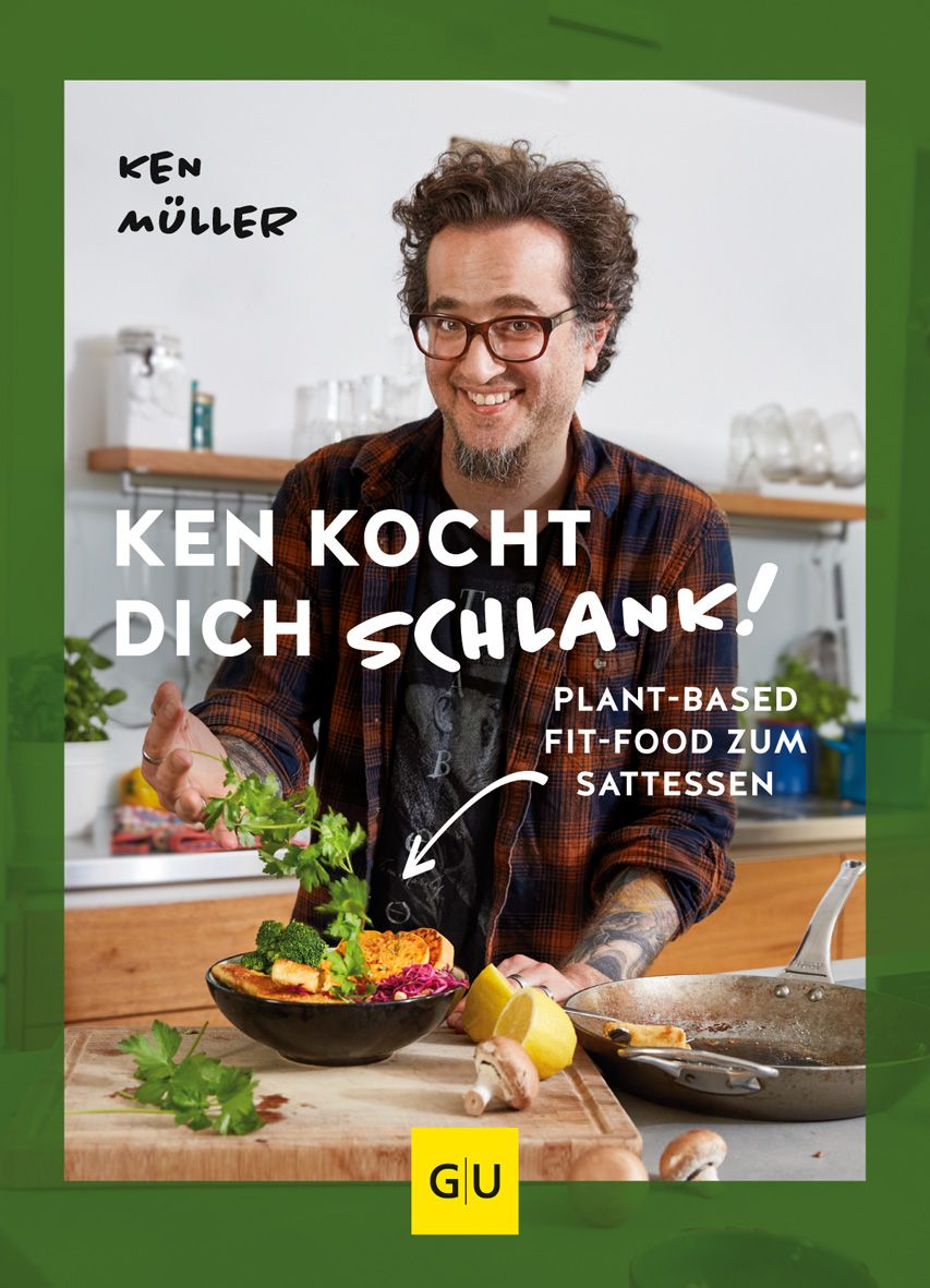 Buchcover: Ken Müller, Titel: Ken kocht dich schlank! Plant-based Fit-Food zum Sattessen. GU-Verlag. Mann mit Brille und Essen.