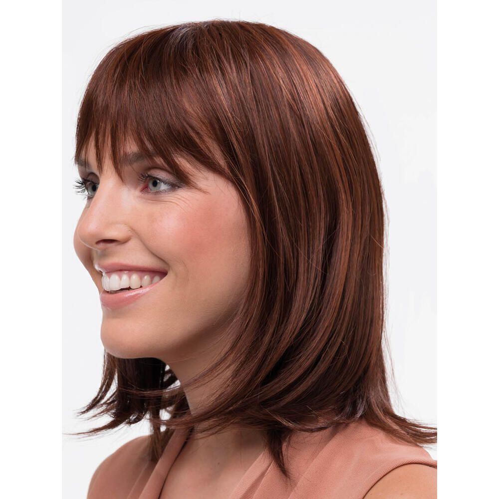 Profil einer Frau mit braunem Haarteil mit Pony. Das Haar ist schulterlang und glatt.