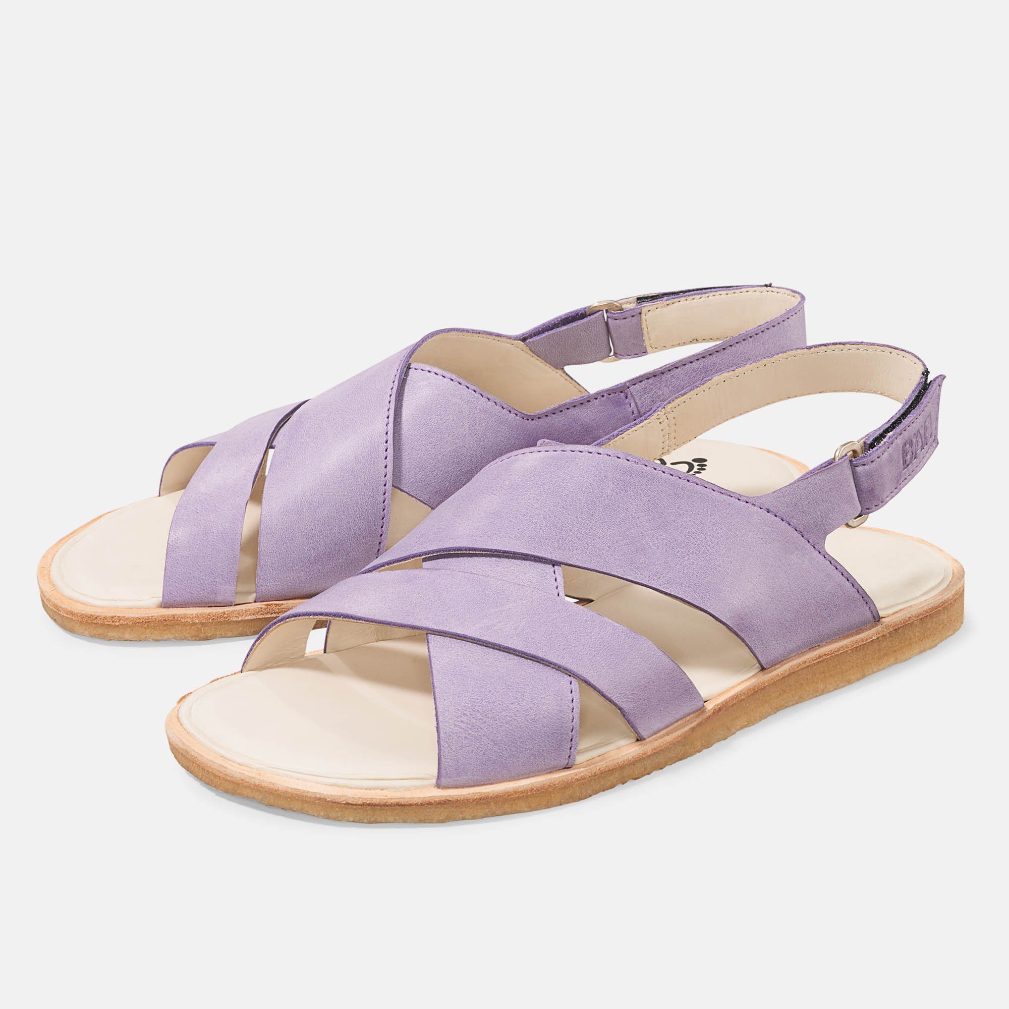Zwei violette Sandalen mit gekreuzten Riemen. Beige Innensohle, braune Sohle. Verstellbarer Riemen mit Schnalle. BÄR-Logo.