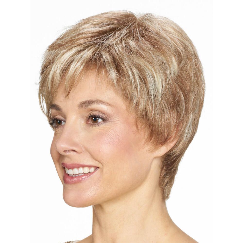 Blond gefärbte Kurzhaarperücke. Frau mit Perücke, Seitenansicht, lächelnd.