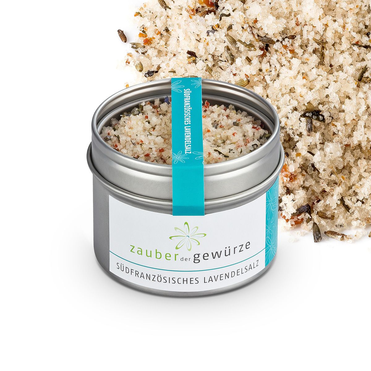 Geöffnete Metalldose mit Lavendelsalz. Türkisfarbenes Etikett mit Schriftzug. Salz mit Kräutern und Lavendel.
