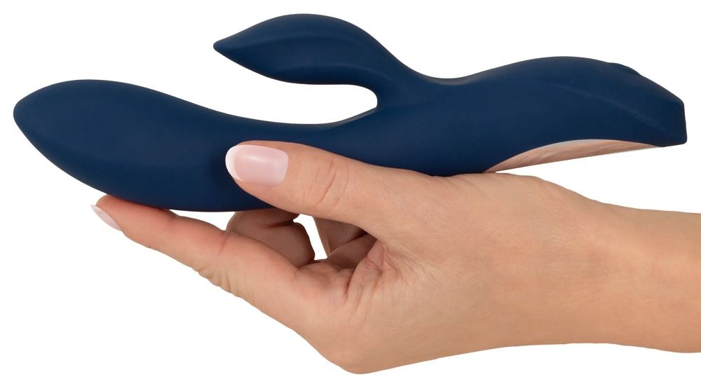 Dunkelblauer Vibrator in Hasenform, gehalten in einer Hand. Die Form ist ergonomisch gestaltet.