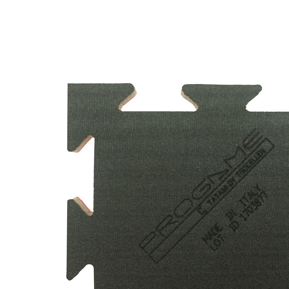 Fitnessmatte mit Logo. Schwarze Oberfläche mit eingeprägtem Markennamen. Hergestellt in Italien.