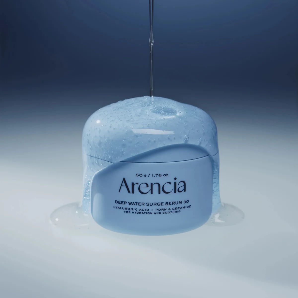 Hellblaue Flasche mit 'Arencia Deep Water Surge Serum 30' Aufschrift. 50g / 1.76 oz. Hyaluronsäure + Poria & Ceramide.