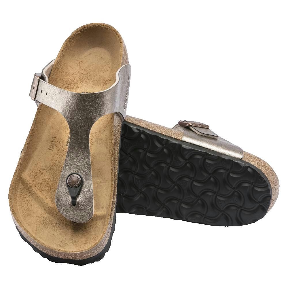 Due sandali Birkenstock Gizeh. Plantare in sughero, tomaia metallizzata, cinturino con fibbia.