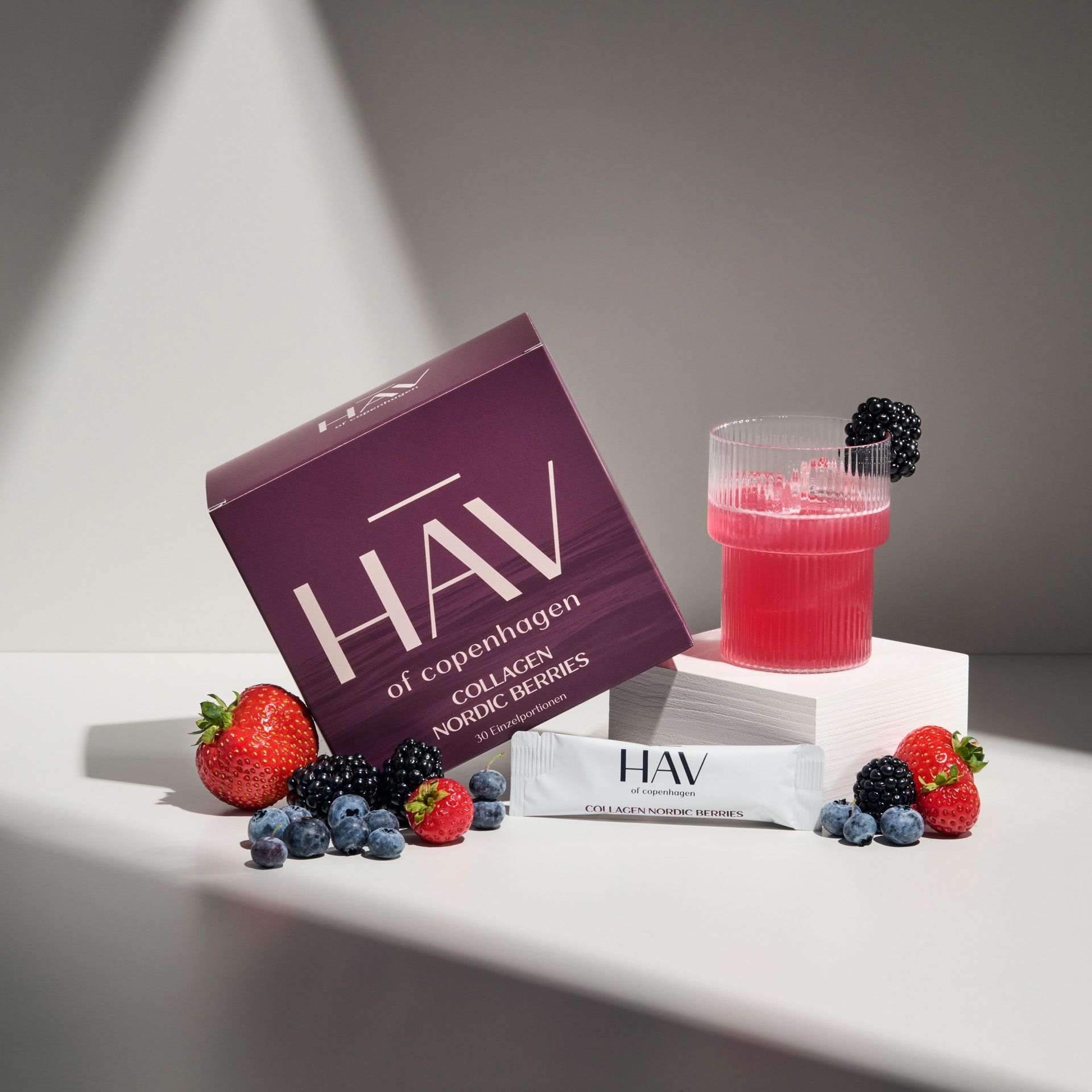 Produktverpackung, Beutel, Beeren und Getränk. HAV of Copenhagen Collagen Nordic Berries.