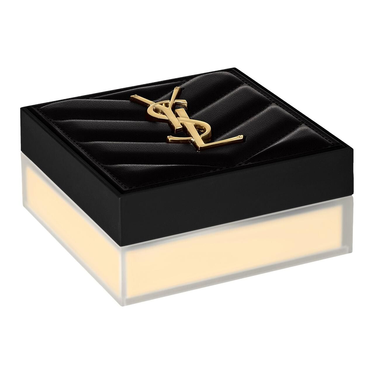 Schwarze, quadratische Puderdose mit goldfarbenem YSL-Logo. Unterteil transparent, Inhalt sichtbar. Deckel mit Steppmuster.
