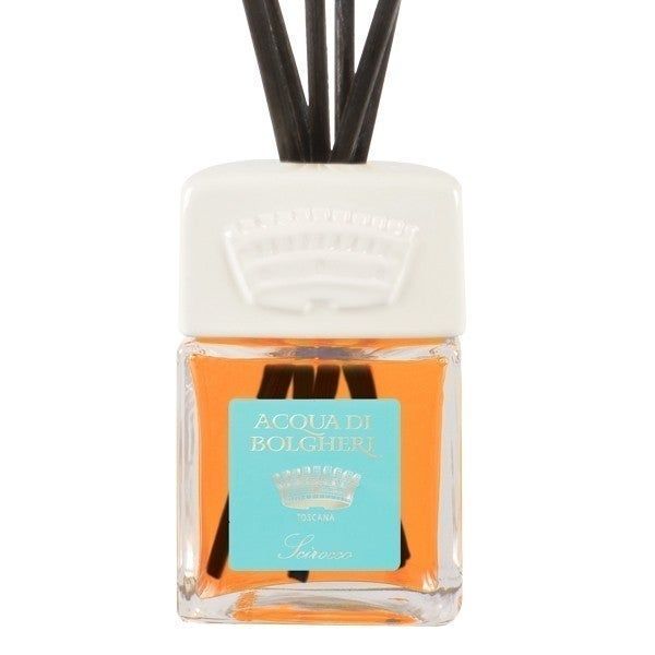 Raumduftflasche mit schwarzen Stäbchen. Aufschrift: Acqua di Bolgheri. Türkisfarbenes Etikett mit Krone.