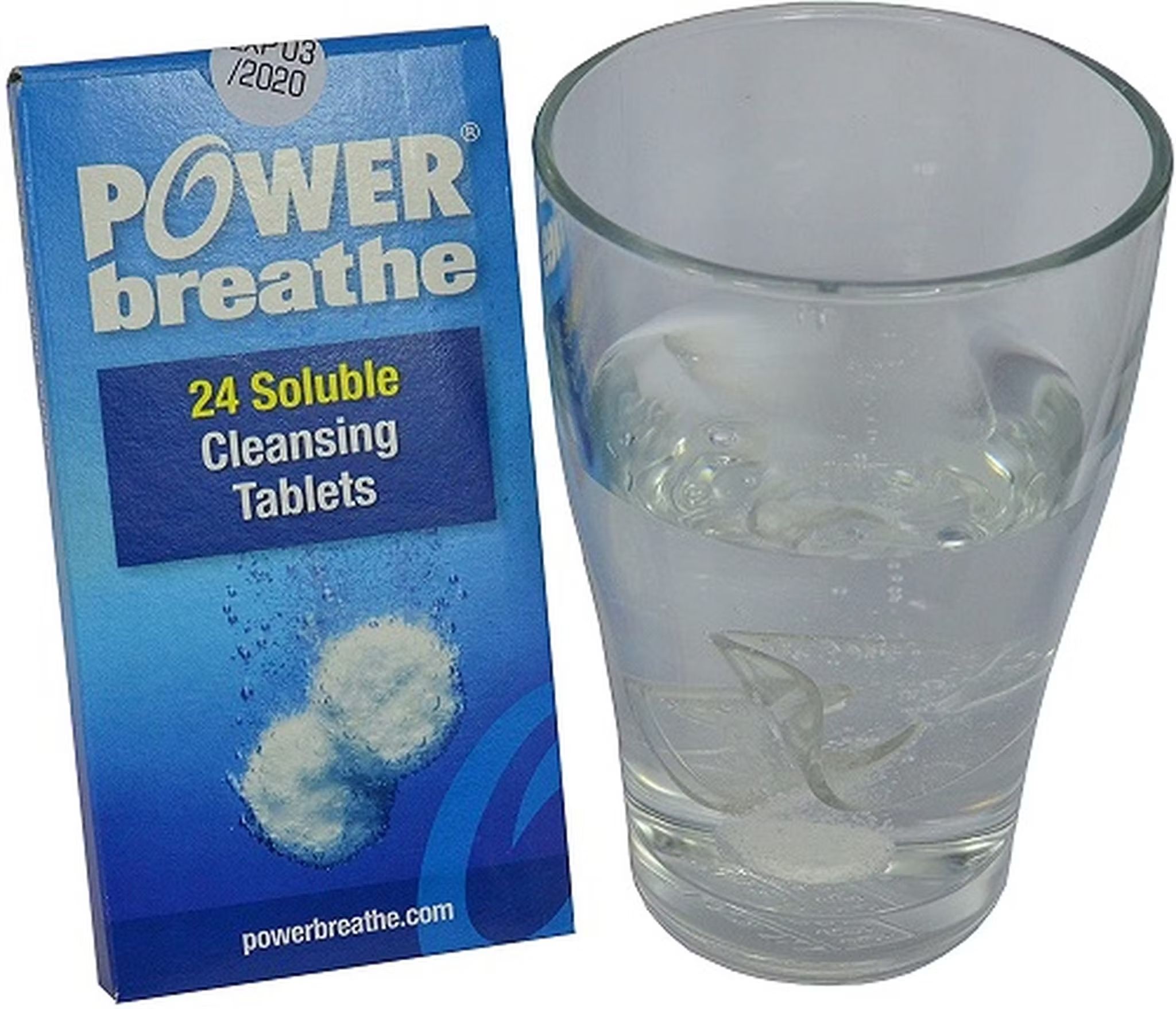 PowerBreathe Reinigungstabletten Schachtel und ein Glas Wasser mit einer Tablette.