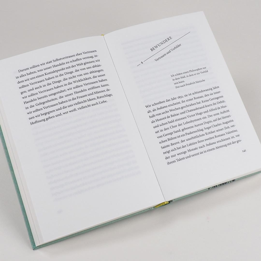 Offenes Buch mit Textseiten. Überschrift: „BEWUNDERE“. Text in deutscher Sprache. Seite mit Seitenzahl.