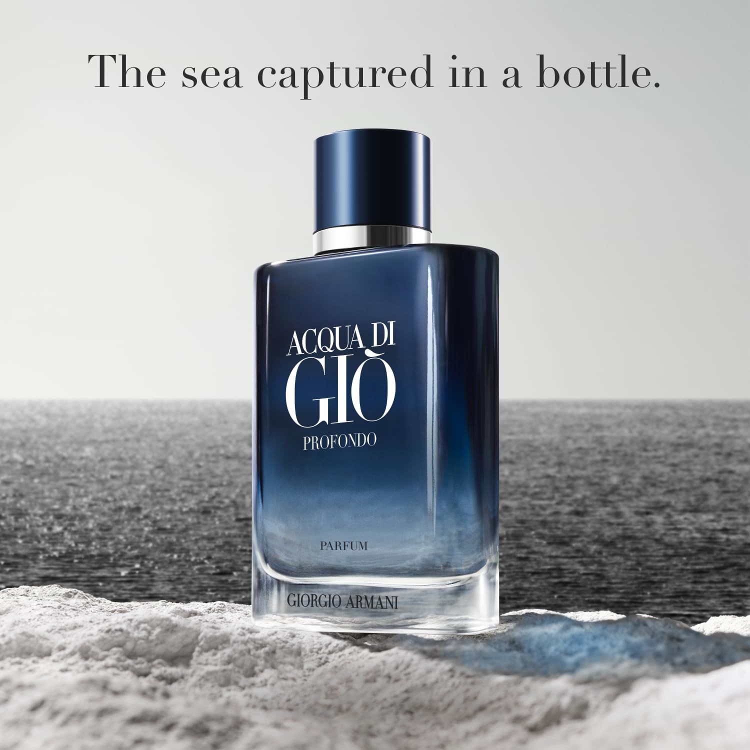 Blau-transparente Flasche mit blauem Deckel. Text: Acqua di Giò Profondo, Parfum, Giorgio Armani. Auf weißem Untergrund.