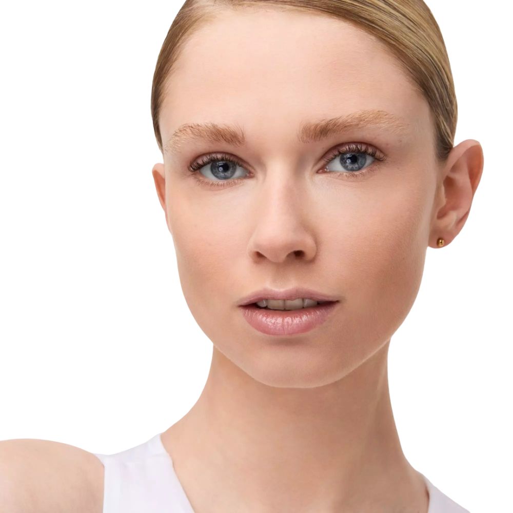 Porträt einer Frau mit hellem Teint. Sie blickt direkt in die Kamera. Goldene Ohrstecker.