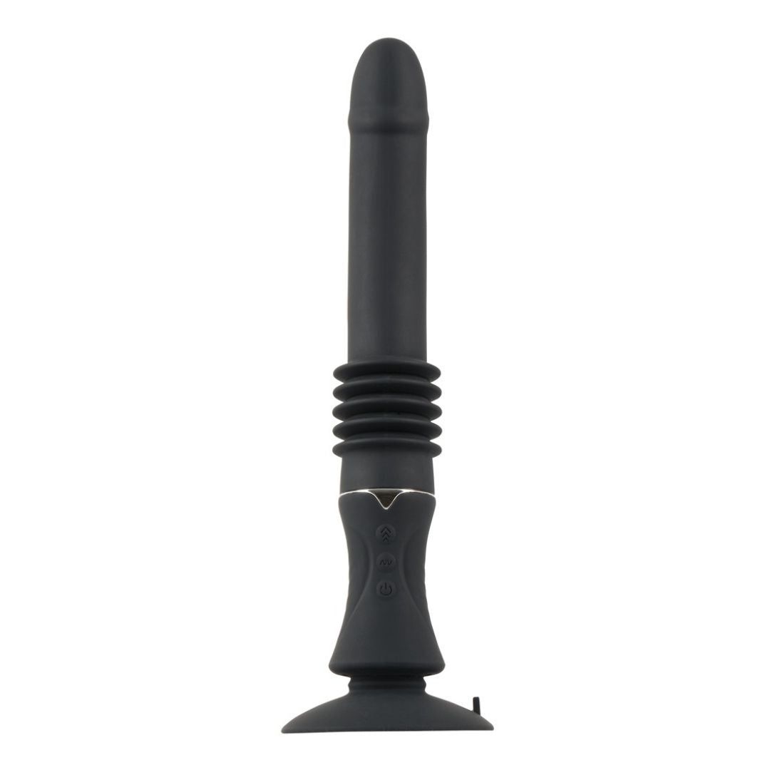 Schwarzer Vibrator mit abgerundeter Spitze, geriffelter Mitte und Saugfuß. Silberfarbene Akzente.