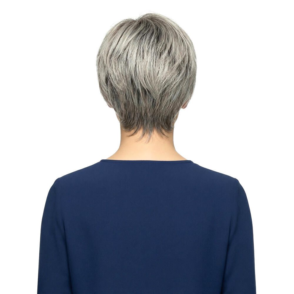 Kurzhaarperücke mit grau-melierten Strähnen. Rückansicht einer Frau mit blauem Oberteil.