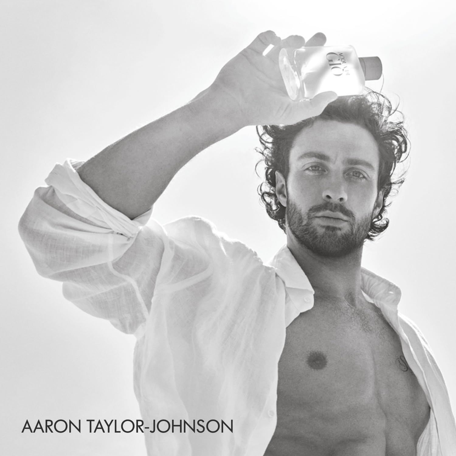 Mann hält Flasche über Kopf. Text: Aaron Taylor-Johnson. Flasche: Acqua di Giò Profondo.