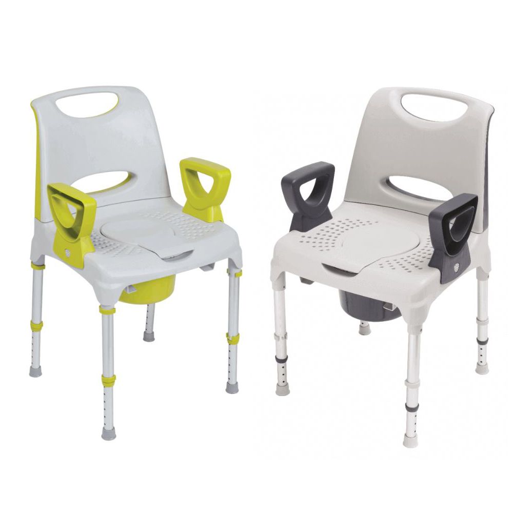 Zwei Dusch- und Toilettenstühle. Einer mit gelben, der andere mit blauen Armlehnen. Beide mit Eimer und höhenverstellbaren Beinen.