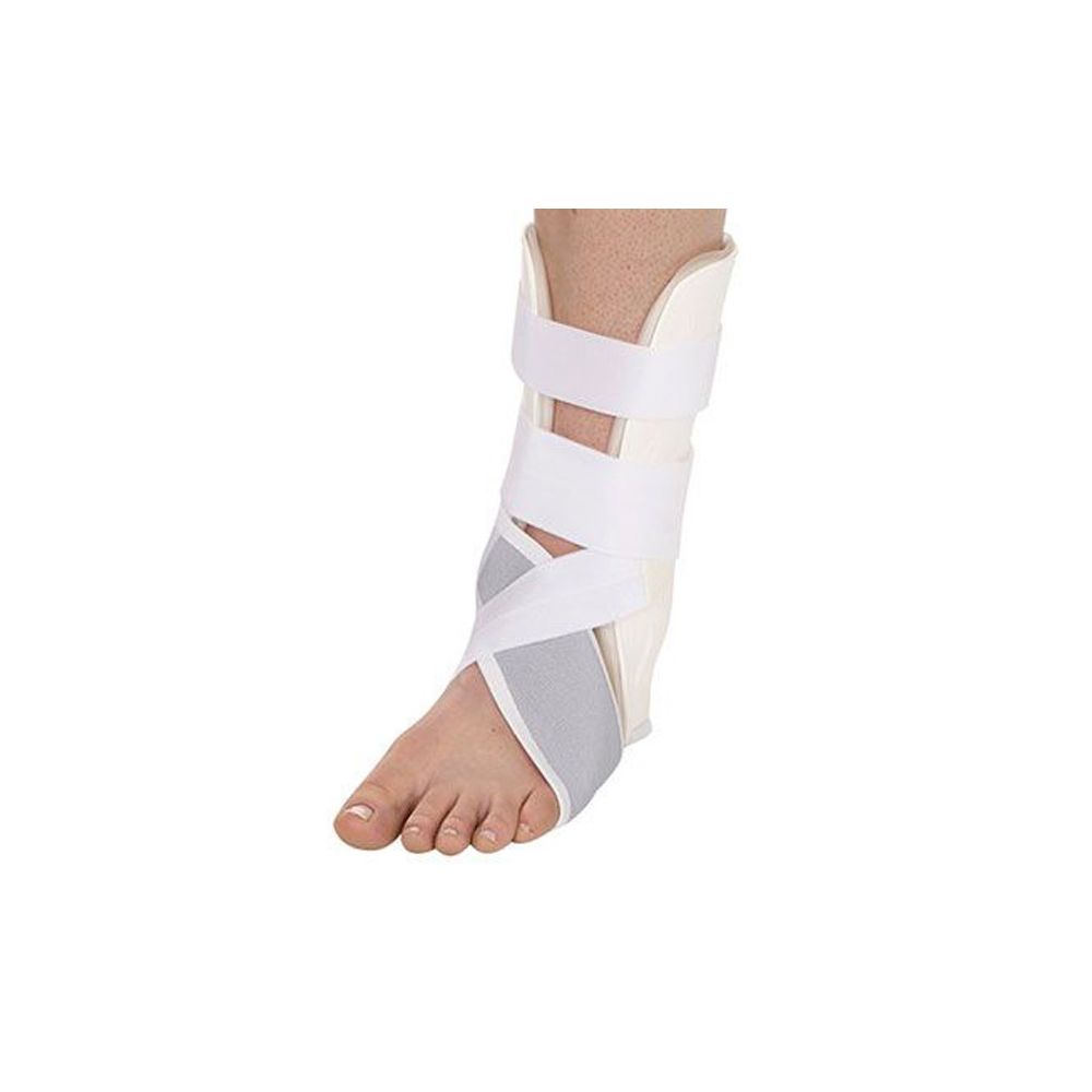 Fußorthese, weiß und grau. Mit Klettverschlüssen und Riemen. Am Fuß einer Person getragen.