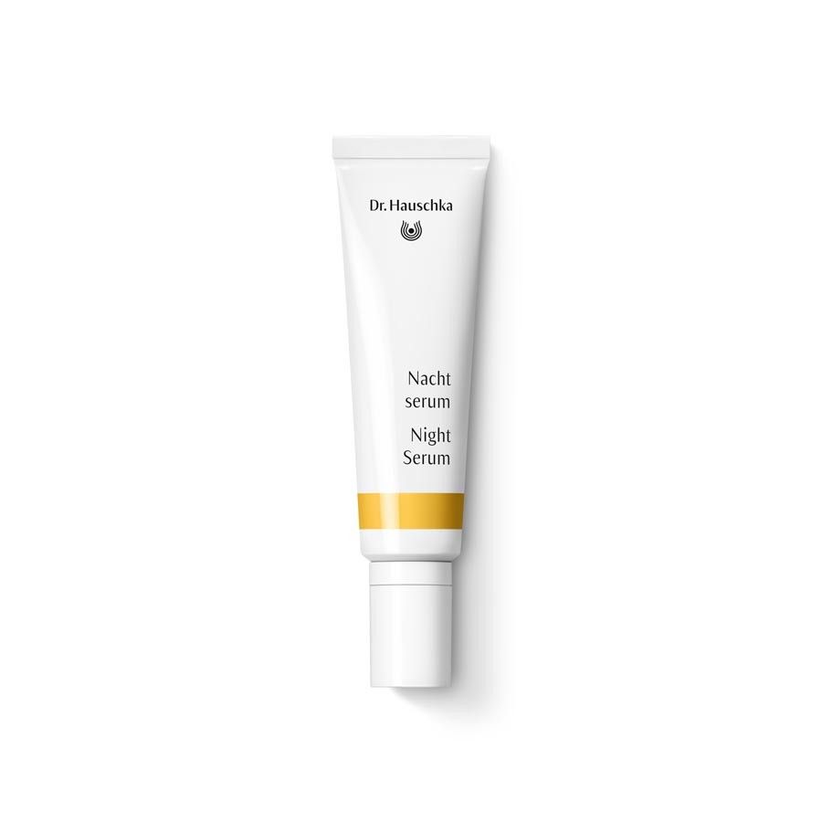 Weiß-gelbe Tube mit "Dr. Hauschka" und "Nachtserum" Schriftzug. Produktansicht von vorne.