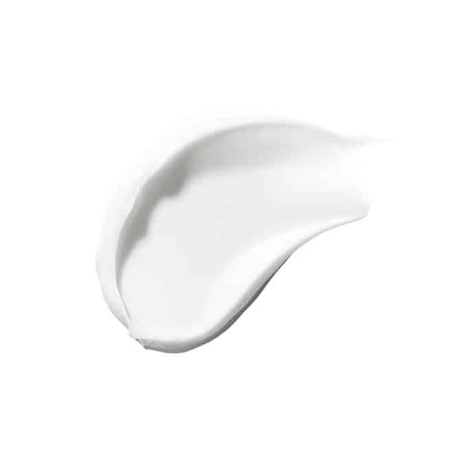 Klecks weißer Creme auf weißem Hintergrund. Textur sichtbar.