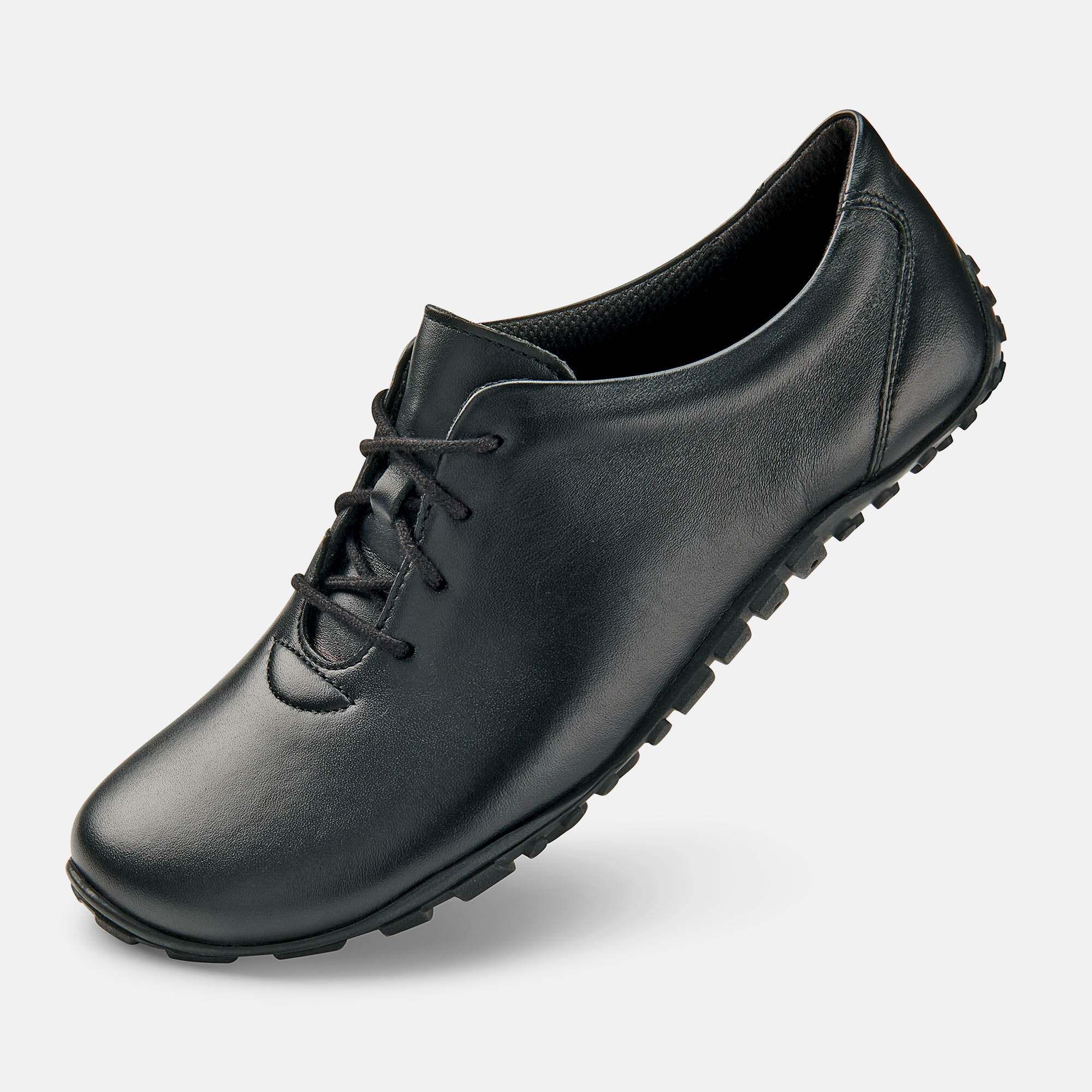 Schwarzer Lederschuh, Seitenansicht, mit Schnürung und profilierter Gummisohle.