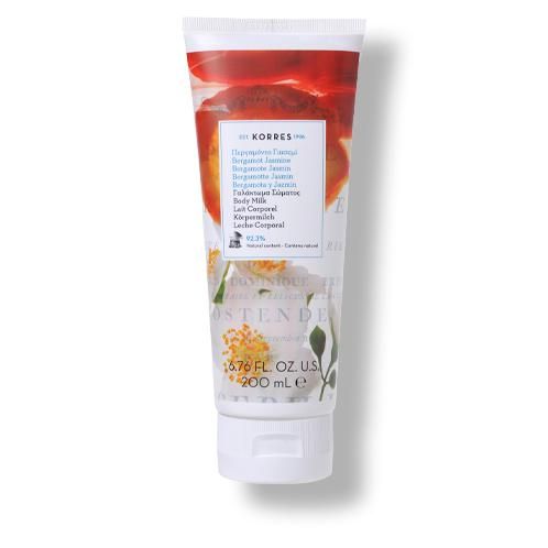 Körpermilch-Tube mit floralem Design. Sichtbar: Produktname, Inhaltsstoffe, Volumen. Weißer Deckel.