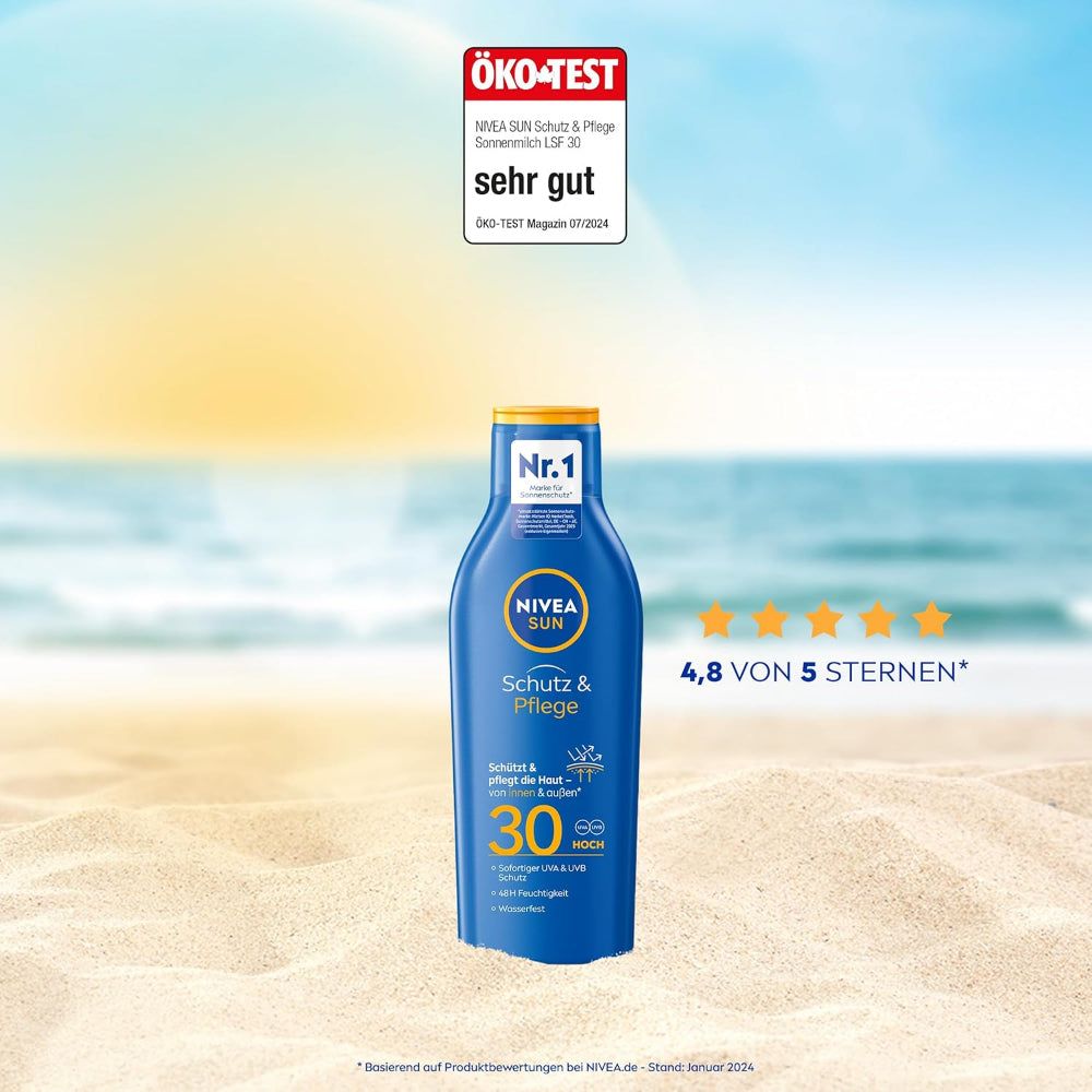 NIVEA SUN Sonnenmilchflasche am Strand. Öko-Test Siegel. Nr. 1. 4,8 von 5 Sternen. Sand und Meer im Hintergrund.