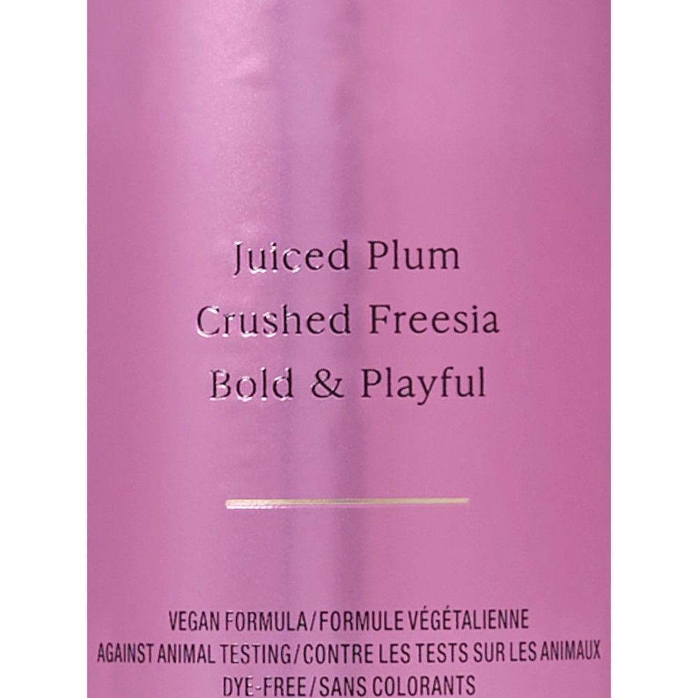 Text auf rosa Hintergrund: Juiced Plum, Crushed Freesia, Bold & Playful. Vegan Formula. Gegen Tierversuche. Dye-Free.