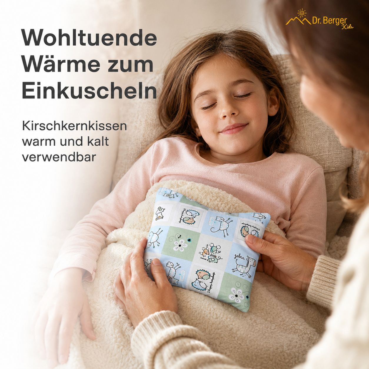 Kind erhält warmes Dr. Berger Kirschkernkissen von einer Frau.