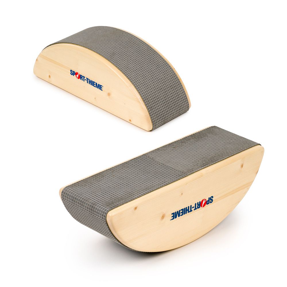 Halbmondförmiges Holz-Element mit grauem, strukturiertem Belag. Aufdruck: Sport-Thieme. Zwei Elemente, unterschiedliche Perspektiven.