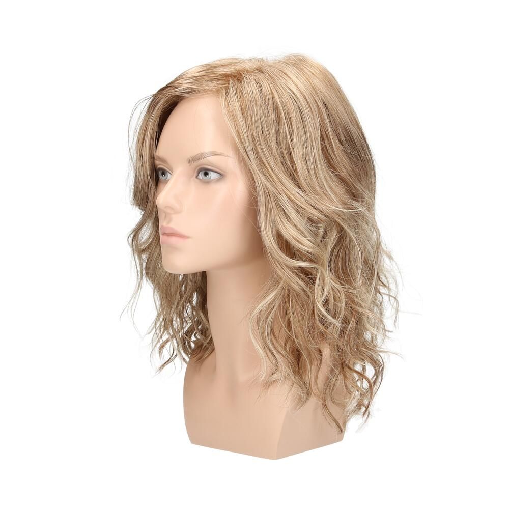 Perücke May von trendhair, blond gewellt, auf einem Schaufensterkopf. Seitenansicht.