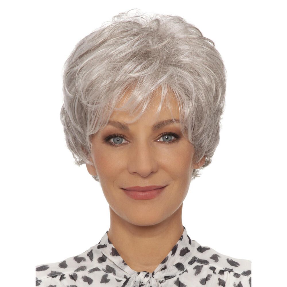 Kurzhaarperücke in Grau. Frontalansicht einer Frau mit Perücke. Die Perücke hat einen Seitenscheitel und welliges Haar.