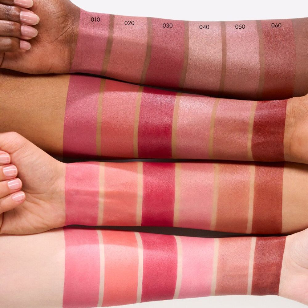 Arme mit verschiedenen Rouge-Farben. Aufschrift: 010, 020, 030, 040, 050, 060. Verschiedene Hauttöne.