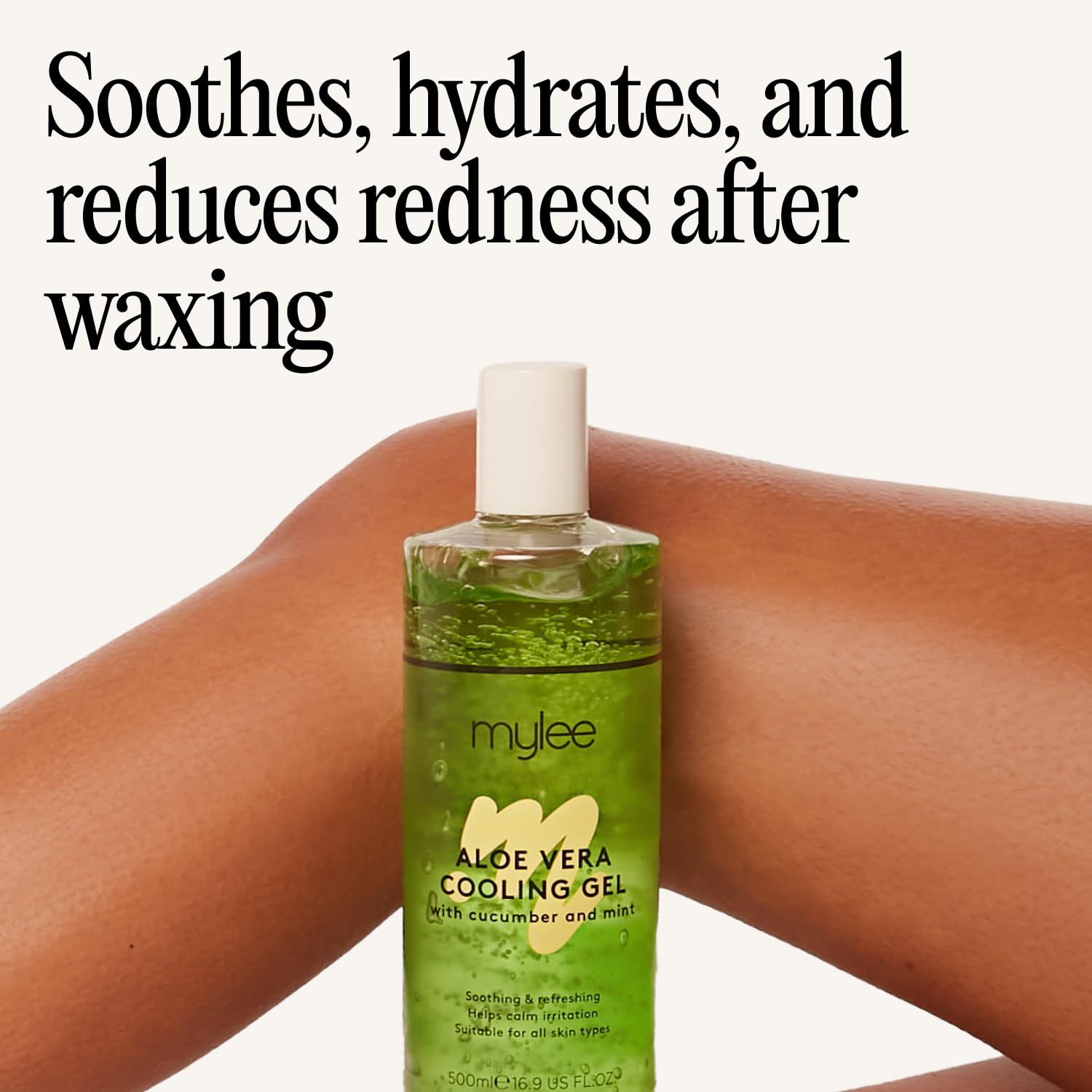 Aloe Vera Kühlendes Gel auf einem Bein. Text: Beruhigt, hydratisiert und reduziert Rötungen nach dem Wachsen.
