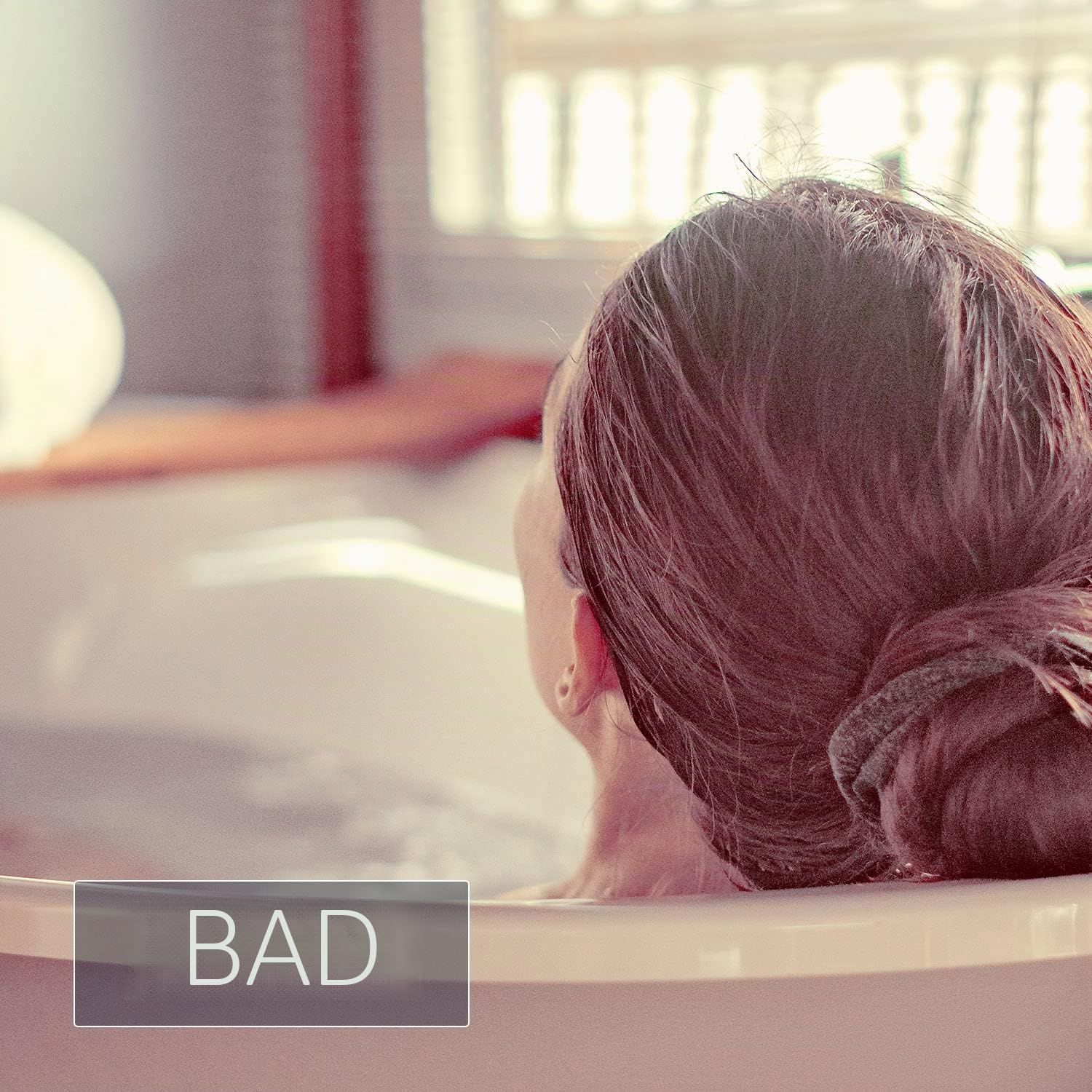 Frau entspannt in einer Badewanne, Blick von hinten.